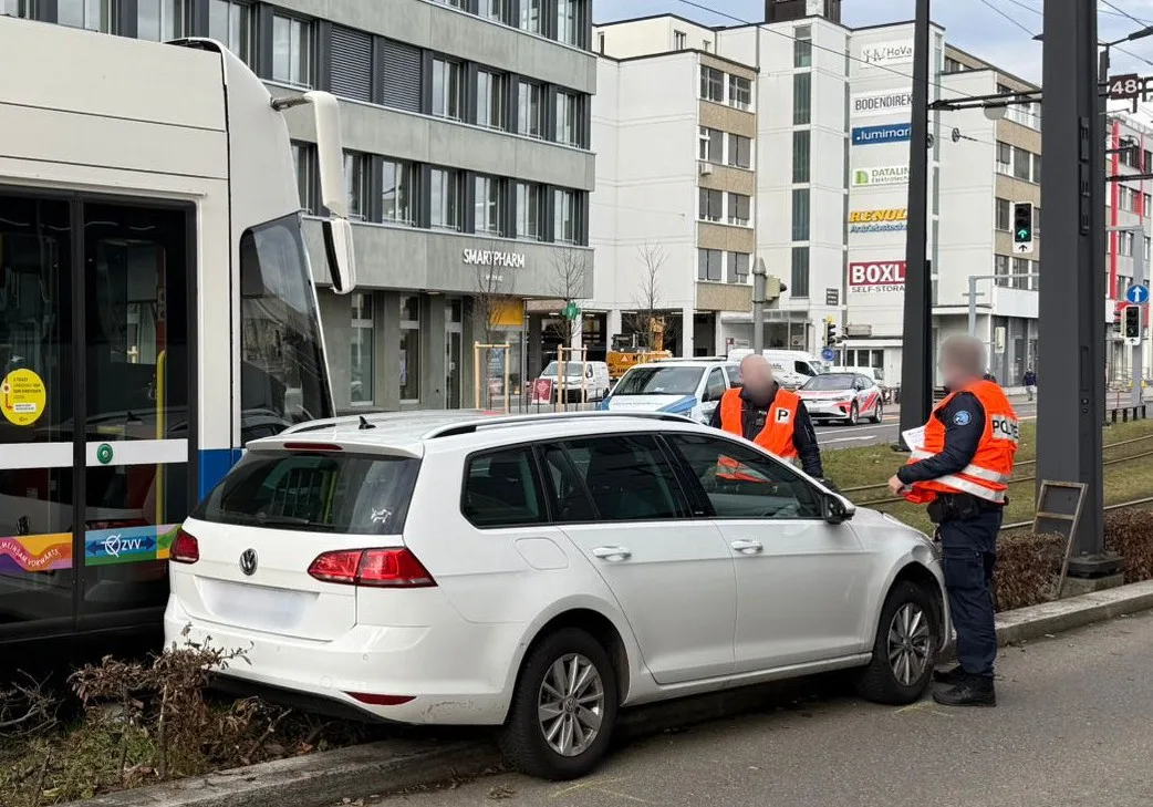 Ein Auto, das mit einem Tram kollidiert ist.
